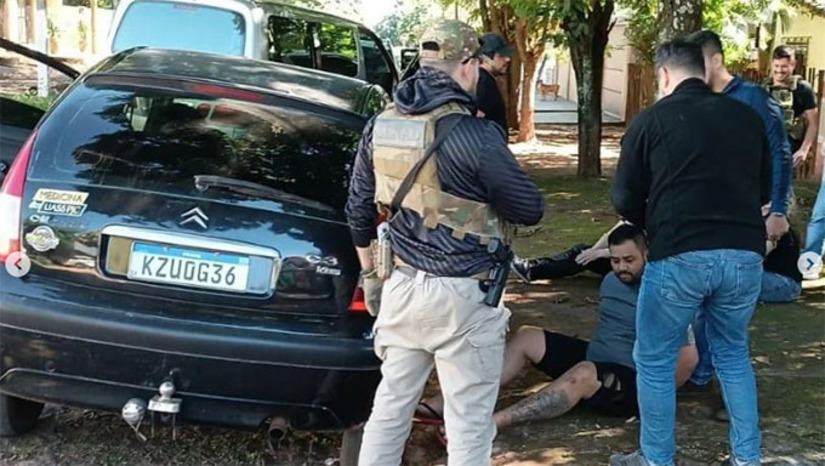 Imagem 1 - Um dos homens mais procurados pela Justiça do RN é preso no Paraguai. A prisão aconteceu nesta quarta-feira (19), na cidade de Pedro Juan Caballero, no Paraguai, fronteira com Ponta Porã/MS. O preso, de 32 anos, é acusado de enviar cargas de drogas e de armas de estados fronteiriços do Brasil para o Rio Grande do Norte e Paraíba, além de ser apontado com integrante de uma facção criminosa do RN, e de atuar, também, na linha de frente de assaltos, pesando contra ele forte suspeita de ter dado suporte aos recentes atentados ocorridos neste estado. Contra ele havia 4 mandados de prisão em aberto expedido pelas comarcas de Marcelino Vieira, São Paulo do Potengi, Alexandria e Natal, por crimes diversos. Imagem 1 - Um dos homens mais procurados pela Justiça do RN é preso no Paraguai. A prisão aconteceu nesta quarta-feira (19), na cidade de Pedro Juan Caballero, no Paraguai, fronteira com Ponta Porã/MS. O preso, de 32 anos, é acusado de enviar cargas de drogas e de armas de estados fronteiriços do Brasil para o Rio Grande do Norte e Paraíba, além de ser apontado com integrante de uma facção criminosa do RN, e de atuar, também, na linha de frente de assaltos, pesando contra ele forte suspeita de ter dado suporte aos recentes atentados ocorridos neste estado. Contra ele havia 4 mandados de prisão em aberto expedido pelas comarcas de Marcelino Vieira, São Paulo do Potengi, Alexandria e Natal, por crimes diversos.