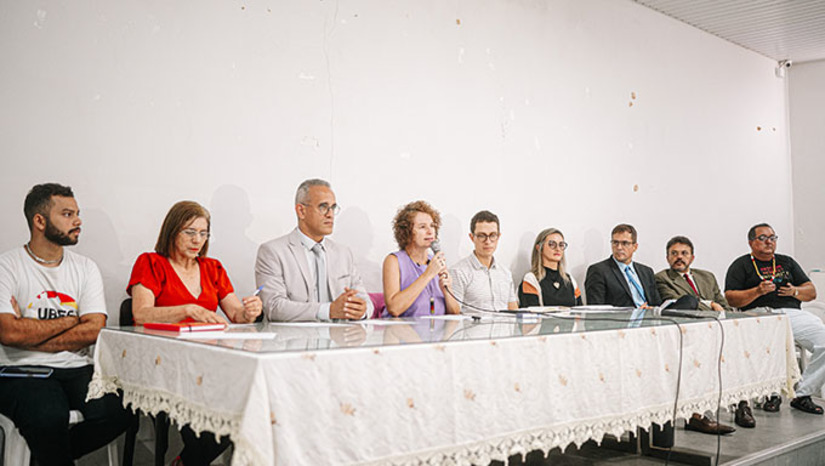 Imagem 1 -  Ainda ao longo do debate, que aconteceu nesta quinta-feira (20), no auditório do SINTE/RN, a parlamentar Isolda Dantas afirmou que é preciso olhar para educação como elo fundamental para construir uma sociedade democrática, com a participação direta do MPRN; da Secretaria de Estado da Educação, da Cultura, do Esporte e do Lazer; a Secretaria de Segurança Pública e da Defesa Social (SESED); da Secretaria das Mulheres, da Juventude, da Igualdade Racial e dos Direitos Humanos (SEMJIDH); e outras instituições da sociedade civil e órgãos do poder público, que contribuíram diretamente para o debate. Precisamos reagir, diz a deputada Isolda Dantas que propôs a Audiência Pública com o tema: “Enfrentar a violência e construir uma cultura de paz nas escolas”.