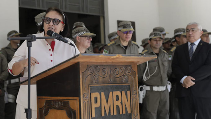 Imagem 1 -   O dia de Tiradentes foi comemorado em solenidade no quartel da Polícia Militar, em Natal, com a presença da governadora Fátima Bezerra. "Após 29 anos estamos trocando os uniformes da PM por um novo modelo, mais adequado às condições climáticas da região e às necessidades operacionais", afirmou a Govenadora Fatima Bezerra, ressaltando que o investimento é no valor de mais de R$ 8 milhões.  A chefe do Executivo confirmou o pagamento das diárias operacionais para o dia 28 próximo e o processo de aquisição de 400 veículos para as polícias civil e militar. Serão 300 viaturas alocadas e o restante próprias. "Este é mais um investimento importante que fazemos em convênio com o Governo Federal para substituir as antigas viaturas", afirmou a Governadora.
