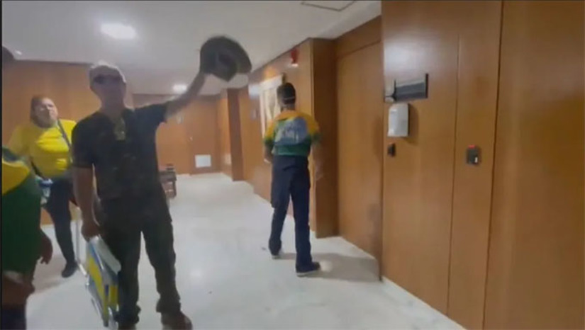 Imagem 1 -  As imagens divulgadas até agora tiveram como origem as redes sociais dos próprios invasores. As imagens das câmeras dos prédios dos três poderes estavam em poder do GSI, que no Governo Bolsonaro era comandado pelo General Heleno e no Governo Lula pelo General Gonçalves Dias. Estas imagens foram vazadas e publicadas, editadas pela CNN. Com as imagens divulgadas, Gonçalves Dias pediu demissão do cargo e o ministro Alexandre de Moraes determinou que ele fosse ouvido pela PF e quebrou o sigilo das imagens do circuito interno da casa dos três poderes.