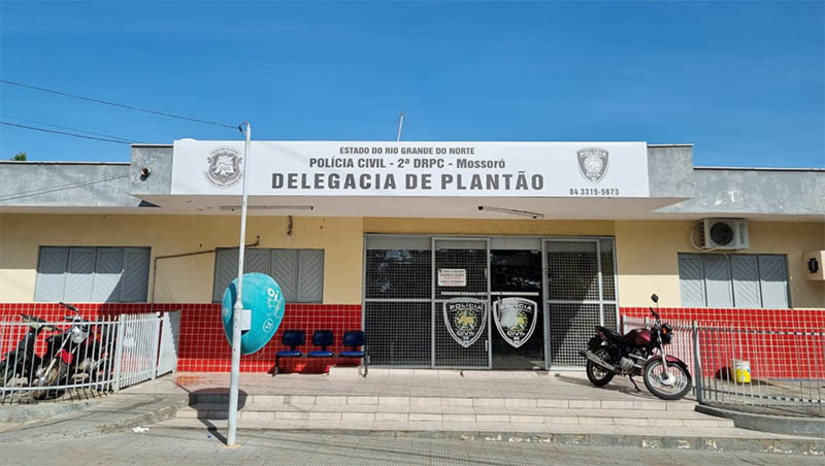 Imagem 1 - Fatalidade: bebê de 1 mês morre sufocado após mãe cochilar sobre ele em uma rede. O caso aconteceu na manhã desta segunda-feira (24), no bairro Sumaré, em Mossoró. A polícia Civil foi acionada para averiguar o caso. De acordo com informações do Delegado Teixeira Júnior, a mãe do bebê estaria com ele dentro de uma rede. Em determinado momento, ela teria cochilado e emborcado por cima do filho. O caso, extremamente triste, acende o alerta para o esgotamento físico e mental de uma mãe, principalmente nos primeiros meses de vida do bebê, onde acontece uma exaustiva rotina de cuidados e amamentação durante, praticamente, 24h por dia. Imagem 1 - Fatalidade: bebê de 1 mês morre sufocado após mãe cochilar sobre ele em uma rede. O caso aconteceu na manhã desta segunda-feira (24), no bairro Sumaré, em Mossoró. A polícia Civil foi acionada para averiguar o caso. De acordo com informações do Delegado Teixeira Júnior, a mãe do bebê estaria com ele dentro de uma rede. Em determinado momento, ela teria cochilado e emborcado por cima do filho. O caso, extremamente triste, acende o alerta para o esgotamento físico e mental de uma mãe, principalmente nos primeiros meses de vida do bebê, onde acontece uma exaustiva rotina de cuidados e amamentação durante, praticamente, 24h por dia.