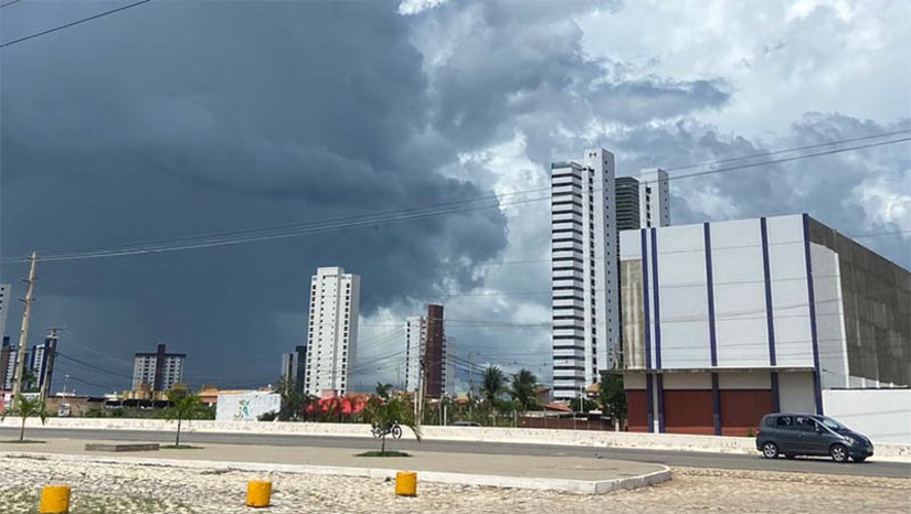Imagem 1 - RN passa por “veranico”, com intervalo de escassez durante o período chuvoso. De acordo com Gilmar Bristot, meteorologista da Emparn, o período se caracteriza por uma variação de 5 a 10 dias sem chuvas durante o período chuvoso do Nordeste. Neste final de semana a Emparn registrou os maiores acumulados, das 7h do dia 21/04 às 7h do dia 24/04 em Ipueira (Central) - 14,6 mm, Portalegre (Oeste) - 8,0 mm e Tibau do Sul (Leste) - 0,8 mm. Na região Agreste não houve registro de chuvas. Confira a previsão para a semana. Imagem 1 - RN passa por “veranico”, com intervalo de escassez durante o período chuvoso. De acordo com Gilmar Bristot, meteorologista da Emparn, o período se caracteriza por uma variação de 5 a 10 dias sem chuvas durante o período chuvoso do Nordeste. Neste final de semana a Emparn registrou os maiores acumulados, das 7h do dia 21/04 às 7h do dia 24/04 em Ipueira (Central) - 14,6 mm, Portalegre (Oeste) - 8,0 mm e Tibau do Sul (Leste) - 0,8 mm. Na região Agreste não houve registro de chuvas. Confira a previsão para a semana.