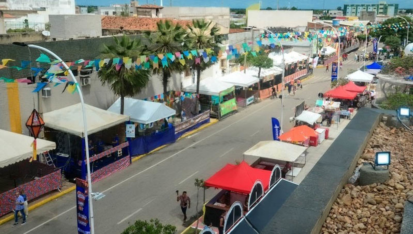 Imagem 1 -  Ambulantes já podem se credenciar para realizar vendas no “Pingo da Mei Dia” e “Boca da Noite”. O credenciamento de forma antecipada acontecerá nos dias 24, 25 e 26 de abril e tem como proposta organizar as atividades e serviços que serão prestados nas festividades. Os interessados deverão comparecer nos respectivos dias, das 8h às 12h e das 14h às 17h, no auditório da Biblioteca Municipal Ney Pontes, situado na Praça da Redenção, s/n, bairro Centro. A Prefeitura de Mossoró garante a isenção da taxa de ocupação de espaço para pequenos ambulantes que comercializam cachorro-quente, milho verde, batata frita e outros produtos do gênero alimentício. 