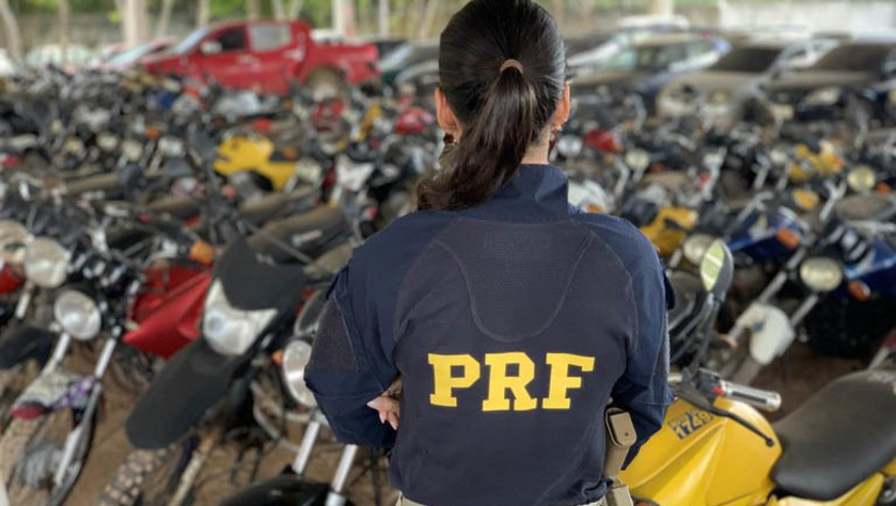 Imagem 1 - PRF realiza novo leilão de veículos apreendidos no Rio Grande do Norte. O leilão será realizado nos dias 9 e 10 de maio. Serão leiloados automóveis e veículos de duas rodas, que poderão entrar em circulação pelo comprador ou serem destinados a sucatas. Serão postos à venda 452 veículos, distribuídos em 298 lotes, podendo sofrer alterações quantitativas até o momento da realização do leilão. O edital do leilão foi publicado e está disponível no site do leiloeiro, MN Leilão, onde também constam as fotos dos veículos e as informações detalhadas sobre o que é preciso fazer para participar. Imagem 1 - PRF realiza novo leilão de veículos apreendidos no Rio Grande do Norte. O leilão será realizado nos dias 9 e 10 de maio. Serão leiloados automóveis e veículos de duas rodas, que poderão entrar em circulação pelo comprador ou serem destinados a sucatas. Serão postos à venda 452 veículos, distribuídos em 298 lotes, podendo sofrer alterações quantitativas até o momento da realização do leilão. O edital do leilão foi publicado e está disponível no site do leiloeiro, MN Leilão, onde também constam as fotos dos veículos e as informações detalhadas sobre o que é preciso fazer para participar.
