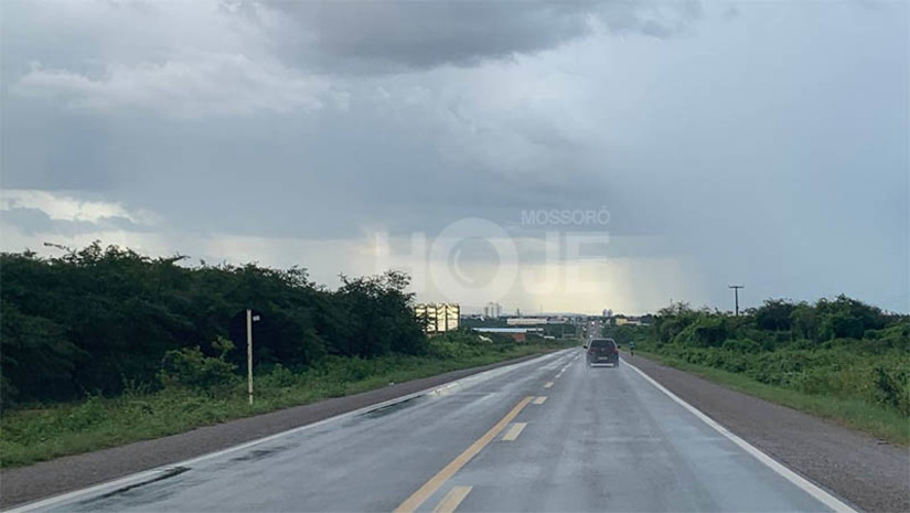 Imagem 1 -  Mossoró e mais 137 municípios do RN estão sob alerta de chuvas intensas. Os avisos, emitidos pelo Inmet, valem até a manhã da quarta-feira (26). Os alertas são das cores amarela (perigo potencial) e laranja (perigo). São 137 municípios inclusos no alerta amarelo e 17 no laranja - 16 cidades estão nos dois. Para Mossoró, o alerta é de perigo potencial. A recomendação é evitar enfrentar o meu tempo e observar alteração nas encostas. Se possível, desligar aparelhos elétricos do quadro de energia e, em caso de inundação, proteger os pertences da água envoltos em sacos plásticos. Qualquer urgência, a população pode acionar o Corpo de Bombeiros (193) ou Defesa Civil (199).
