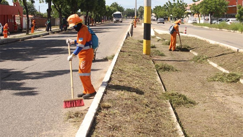 Imagem 1 - Na avenida Lauro Monte, bairro Santo Antônio, o trabalho avança na capinação da ciclovia e do meio-fio. No conjunto Freitas Nobre, também está sendo implementada a capinação, desobstruindo o canteiro central e calhas. O trabalho de capinação também se estende à rua Pedro II, no bairro Paredões, e à avenida João da Escóssia, bairro Nova Betânia, contemplada ainda com o serviço de varrição, com a remoção da areia espalhada na via em virtude das chuvas. Além do serviço de capinação em vários pontos da cidade, em outras frentes de trabalho acontecem a retirada de lixo e a limpeza de canais e bocas de lobo. Imagem 1 - Na avenida Lauro Monte, bairro Santo Antônio, o trabalho avança na capinação da ciclovia e do meio-fio. No conjunto Freitas Nobre, também está sendo implementada a capinação, desobstruindo o canteiro central e calhas. O trabalho de capinação também se estende à rua Pedro II, no bairro Paredões, e à avenida João da Escóssia, bairro Nova Betânia, contemplada ainda com o serviço de varrição, com a remoção da areia espalhada na via em virtude das chuvas. Além do serviço de capinação em vários pontos da cidade, em outras frentes de trabalho acontecem a retirada de lixo e a limpeza de canais e bocas de lobo.