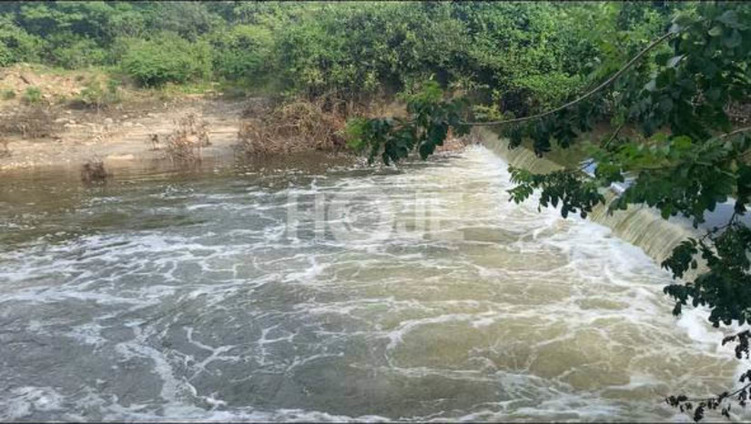 Imagem 1 -  Corpos dos jovens que se afogaram estavam a cerca de 300m da parede da barragem da Farinha. Os corpos de Janicleiton Expedito da Silva, de 26 anos, e Thiago Pereira dos Santos, de 22 anos, foram encontrados no início da manhã desta terça-feira (25), pelo Corpo de Bombeiros. De acordo com o Subtenente Pereira, os dois estavam a cerca de 300m da parede da barragem da Farinha, onde caíram no domingo (23). Ainda segundo o bombeiro, o grupo de resgate já havia passado por aquele trecho do rio algumas vezes, desde o início das buscas, mas os dois só foram avistados quando os corpos emergiram.