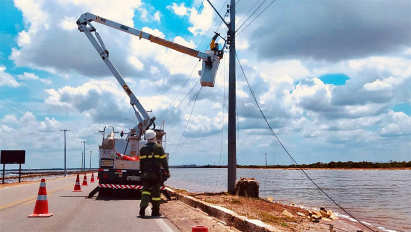Imagem 1 - Em três meses, Cosern retira mais de 7 toneladas de cabos irregulares da rede elétrica do RN. Imagem 1 - Em três meses, Cosern retira mais de 7 toneladas de cabos irregulares da rede elétrica do RN.