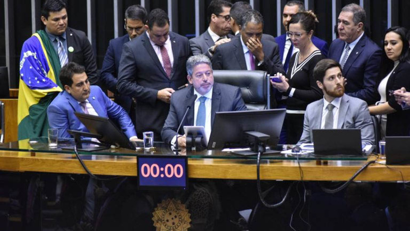 Imagem 1 -  Deputados Federais votam PL das Fake News na próxima terça-feira, 2. Nesta terça (25), a Câmara aprovou o requerimento de urgência da pauta, que cria a Lei Brasileira de Liberdade, Responsabilidade e Transparência na Internet. Um dos pontos mais polêmicos da última versão do texto é a criação de uma autarquia federal especial para fiscalizar a aplicação da lei. Essa autoridade teria poderes de, por exemplo, instaurar incidentes caso a empresa descumpra as normas da lei, como a retirada de contas e conteúdos sinalizados como criminosos. A Frente Parlamentar Evangélica já afirmou que é contra esse ponto. A expectativa é que o relator, deputado Orlando Silva (PCdoB-SP), apresente uma nova versão do texto na quinta-feira (27).