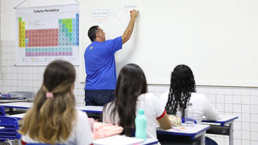 Imagem 1 - Governo do RN destina R$10 milhões e cumpre implantação do piso dos professores. O pagamento entrou na conta dos professores da ativa nesta quarta-feira (26). Para os aposentados, o dinheiro estará na conta no próximo dia 30. A implantação corresponde à aplicação de 14,95% do mês de abril, em folha suplementar, direcionada aos 2 mil professores que ganham abaixo do piso, que é retroativo ao mês de janeiro. Esse foi o planejamento do governo estadual acertado com a classe dos professores e que está sendo cumprido de acordo com a proposta. O restante dos professores, que ganha acima do piso estabelecido, começará a receber no mês seguinte; veja como ficará. Imagem 1 - Governo do RN destina R$10 milhões e cumpre implantação do piso dos professores. O pagamento entrou na conta dos professores da ativa nesta quarta-feira (26). Para os aposentados, o dinheiro estará na conta no próximo dia 30. A implantação corresponde à aplicação de 14,95% do mês de abril, em folha suplementar, direcionada aos 2 mil professores que ganham abaixo do piso, que é retroativo ao mês de janeiro. Esse foi o planejamento do governo estadual acertado com a classe dos professores e que está sendo cumprido de acordo com a proposta. O restante dos professores, que ganha acima do piso estabelecido, começará a receber no mês seguinte; veja como ficará.