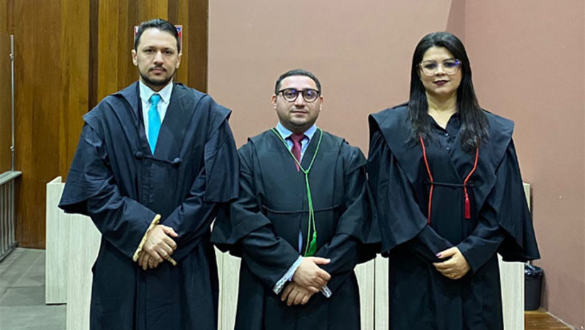 Imagem 1 - Nos dois processos, Ministério Público e Defesa concordaram em absolver o réu Gilkley Crystiano Batista, de 37 anos, marceneiro, pois não havia provas que o condenasse. “Observe que este caso é de outubro de 2015. O réu, que tem residência física, família, profissão definida, teve dificuldades durante todo este tempo para se manter, pois havia estes impedimentos. Com estas questões judiciais resolvidas, o Sr. Gilkley Batista vai poder seguir sua vida com a família. Maior injustiça num processo é quando se condena um réu inocente”, explicou Darwim Sales em contato com o MOSSORÓ HOJE. Imagem 1 - Nos dois processos, Ministério Público e Defesa concordaram em absolver o réu Gilkley Crystiano Batista, de 37 anos, marceneiro, pois não havia provas que o condenasse. “Observe que este caso é de outubro de 2015. O réu, que tem residência física, família, profissão definida, teve dificuldades durante todo este tempo para se manter, pois havia estes impedimentos. Com estas questões judiciais resolvidas, o Sr. Gilkley Batista vai poder seguir sua vida com a família. Maior injustiça num processo é quando se condena um réu inocente”, explicou Darwim Sales em contato com o MOSSORÓ HOJE.