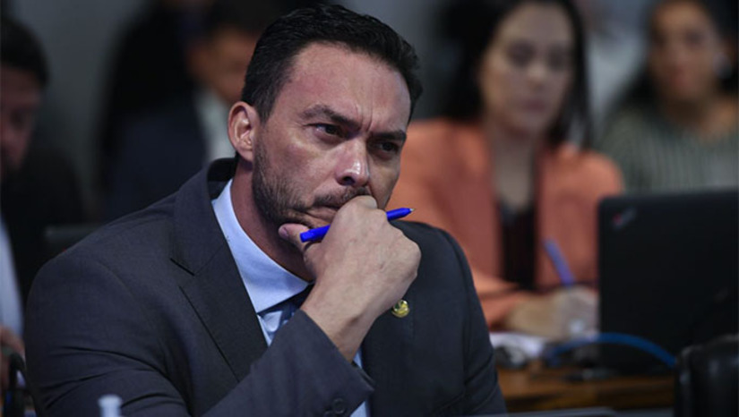 Imagem 1 - Com o pedido de vista dos senadores Humberto Costa (PT-PE, Omar Aziz (PSD-AM) e Eduardo Braga (MDB-AM), o Projeto de Lei 3283/2021, do senador Styvenson Valentin, ficou sem data para ser aprovado no Congresso Nacional. Styvenson destacou que não vai desistir de adequar a realidade e as necessidades brasileiras para proteger a população. “Este é um projeto bom para o Brasil, e péssimo para os criminosos”, conclui o senador. Imagem 1 - Com o pedido de vista dos senadores Humberto Costa (PT-PE, Omar Aziz (PSD-AM) e Eduardo Braga (MDB-AM), o Projeto de Lei 3283/2021, do senador Styvenson Valentin, ficou sem data para ser aprovado no Congresso Nacional. Styvenson destacou que não vai desistir de adequar a realidade e as necessidades brasileiras para proteger a população. “Este é um projeto bom para o Brasil, e péssimo para os criminosos”, conclui o senador.