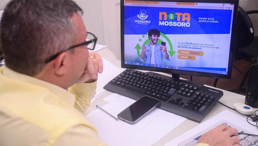 Imagem 1 - Pedindo o CPF na nota o contribuinte de Mossoró pode concorrer a mais de R$ 25 mil em prêmios. Lançado recentemente pela Prefeitura de Mossoró, o programa “Nota Mossoró” incentiva o contribuinte a comprar no comércio local, o que oportuniza o fomento da economia. Para participar do programa é preciso entrar no site da campanha (nota.mossoro.rn.gov.br) e realizar o cadastro. A cada R$ 30 na contratação de serviços, o contribuinte ganha um cupom e concorre a mais de R$ 25 mil em prêmios. O primeiro sorteio do "Nota Mossoró" ocorrerá no dia 17 de maio. A realização dos sorteiros será bimestral. Lançado recentemente pela Prefeitura de Mossoró, o programa “Nota Mossoró” incentiva o contribuinte a comprar no comércio local, o que oportuniza o fomento da economia. Para participar do programa é preciso entrar no site da campanha (nota.mossoro.rn.gov.br) e realizar o cadastro. A cada R$ 30 na contratação de serviços, o contribuinte ganha um cupom e concorre a mais de R$ 25 mil em prêmios. O primeiro sorteio do "Nota Mossoró" ocorrerá no dia 17 de maio. A realização dos sorteios será bimestral. Imagem 1 - Pedindo o CPF na nota o contribuinte de Mossoró pode concorrer a mais de R$ 25 mil em prêmios. Lançado recentemente pela Prefeitura de Mossoró, o programa “Nota Mossoró” incentiva o contribuinte a comprar no comércio local, o que oportuniza o fomento da economia. Para participar do programa é preciso entrar no site da campanha (nota.mossoro.rn.gov.br) e realizar o cadastro. A cada R$ 30 na contratação de serviços, o contribuinte ganha um cupom e concorre a mais de R$ 25 mil em prêmios. O primeiro sorteio do "Nota Mossoró" ocorrerá no dia 17 de maio. A realização dos sorteiros será bimestral. Lançado recentemente pela Prefeitura de Mossoró, o programa “Nota Mossoró” incentiva o contribuinte a comprar no comércio local, o que oportuniza o fomento da economia. Para participar do programa é preciso entrar no site da campanha (nota.mossoro.rn.gov.br) e realizar o cadastro. A cada R$ 30 na contratação de serviços, o contribuinte ganha um cupom e concorre a mais de R$ 25 mil em prêmios. O primeiro sorteio do "Nota Mossoró" ocorrerá no dia 17 de maio. A realização dos sorteios será bimestral.