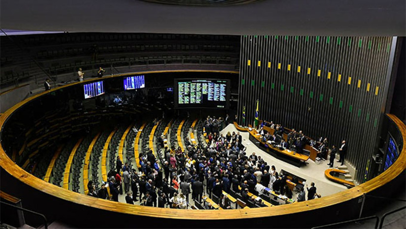 Imagem 1 -  O presidente do Senado, Rodrigo Pacheco, afirmou que aprovação do piso foi uma decisão política do Parlamento e do Poder Executivo em reconhecimento à importância de enfermeiros, técnicos de enfermagem e auxiliares:  — Somos sabedores que é difícil a fixação de piso salarial no Brasil, mas a enfermagem foi objeto de opção política feita pelo Senado, pela Câmara e pelo Poder Executivo, de ontem e de agora, para se dar a esses profissionais um piso minimamente razoável. Sabemos o que enfermeiros, técnicos e auxiliares enfrentaram na pandemia. Foram verdadeiros guerreiros. Muitos morreram na frente de batalha da covid. Hoje, mais uma etapa foi cumprida pelo Congresso Nacional — destacou.  Fonte: Agência Senado