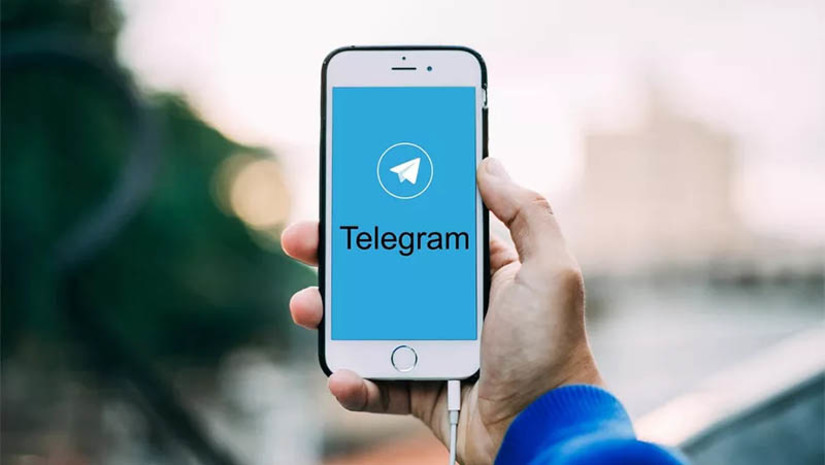 Imagem 1 - Entenda o motivo da suspensão do Telegram no Brasil nesta quarta-feira, 26. O aplicativo ficou indisponível depois de uma ordem da Justiça para as operadoras Vivo, Claro, Tim e Oi, além de Google e Apple, que têm lojas de aplicativos. A suspensão aconteceu após o aplicativo deixar de fornecer números de telefone dos participantes de um grupo com conteúdo nazista, que estaria incentivando atos violentos em escolas. Os dados foram solicitados pela PF, com pedido aceito na quarta-feira (19) pela Justiça Federal do Espírito Santo. O aplicativo chegou a entregar parte dos dados na sexta-feira (21), mas não forneceu os números de telefone. Imagem 1 - Entenda o motivo da suspensão do Telegram no Brasil nesta quarta-feira, 26. O aplicativo ficou indisponível depois de uma ordem da Justiça para as operadoras Vivo, Claro, Tim e Oi, além de Google e Apple, que têm lojas de aplicativos. A suspensão aconteceu após o aplicativo deixar de fornecer números de telefone dos participantes de um grupo com conteúdo nazista, que estaria incentivando atos violentos em escolas. Os dados foram solicitados pela PF, com pedido aceito na quarta-feira (19) pela Justiça Federal do Espírito Santo. O aplicativo chegou a entregar parte dos dados na sexta-feira (21), mas não forneceu os números de telefone.