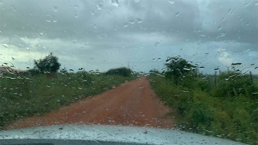 Imagem 1 - Próximo trimestre deverá ser de chuvas com volumes de normal a abaixo do normal no RN. O acumulado máximo no estado no período não deve ultrapassar 283,6mm. Esse é o resultado da Reunião de Divulgação da Previsão Climática Sazonal, coordenada pelo Centro de Previsão de Tempo e Estudos Climáticos - CPTEC/INPE, ocorrida na tarde da última terça-feira (25). O evento contou com a participação de meteorologistas da Empresa de Pesquisa Agropecuária do Rio Grande do Norte (Emparn) e de centros de pesquisa meteorológica do Nordeste. A queda no volume de chuvas ocorre devido a transição térmica nas águas do oceano Pacífico Tropical, saindo do fenômeno La Ñina (águas superficiais mais frias do que o normal), e já entrando no fenômeno de EL Niño (águas mais aquecidas do que o normal). Imagem 1 - Próximo trimestre deverá ser de chuvas com volumes de normal a abaixo do normal no RN. O acumulado máximo no estado no período não deve ultrapassar 283,6mm. Esse é o resultado da Reunião de Divulgação da Previsão Climática Sazonal, coordenada pelo Centro de Previsão de Tempo e Estudos Climáticos - CPTEC/INPE, ocorrida na tarde da última terça-feira (25). O evento contou com a participação de meteorologistas da Empresa de Pesquisa Agropecuária do Rio Grande do Norte (Emparn) e de centros de pesquisa meteorológica do Nordeste. A queda no volume de chuvas ocorre devido a transição térmica nas águas do oceano Pacífico Tropical, saindo do fenômeno La Ñina (águas superficiais mais frias do que o normal), e já entrando no fenômeno de EL Niño (águas mais aquecidas do que o normal).