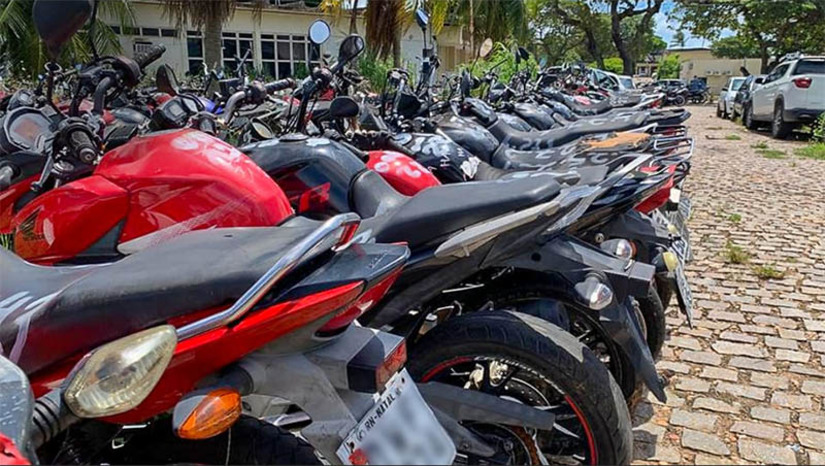 Imagem 1 - Polícia Civil realiza leilão de motocicletas apreendidas no Rio Grande do Norte. O leilão, que acontecerá no dia 4 de maio, às 10h, através do site Lance Certo Leilões, é voltado apenas para pessoas jurídicas, registradas junto ao Dentran/RN. Ao todo, serão leiloados 152 lotes, compostos por motocicletas. Desde a instituição do Programa Pátio Livre, firmado entre o MPRN, o TJRN, a Corregedoria de Justiça do Rio Grande do Norte e o Detran/RN, foram leiloados mais de quinhentos veículos, todos apreendidos anteriormente e que não foram buscados por seus proprietários no prazo de até sessenta dias. Imagem 1 - Polícia Civil realiza leilão de motocicletas apreendidas no Rio Grande do Norte. O leilão, que acontecerá no dia 4 de maio, às 10h, através do site Lance Certo Leilões, é voltado apenas para pessoas jurídicas, registradas junto ao Dentran/RN. Ao todo, serão leiloados 152 lotes, compostos por motocicletas. Desde a instituição do Programa Pátio Livre, firmado entre o MPRN, o TJRN, a Corregedoria de Justiça do Rio Grande do Norte e o Detran/RN, foram leiloados mais de quinhentos veículos, todos apreendidos anteriormente e que não foram buscados por seus proprietários no prazo de até sessenta dias.