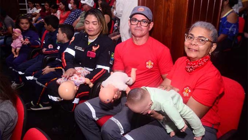 Imagem 1 - O curso está dividido em quatro momentos de modo a atender todos os agentes comunitários de Mossoró. A abertura aconteceu na terça-feira (25) com as preceptoras Fábia Queiroz e Maria Sueli. Mais dois encontros serão realizados no mês de maio, fechando essa etapa da capacitação. No curso, os profissionais recebem orientações da equipe do SAMU sobre noções básicas de primeiros socorros. Imagem 1 - O curso está dividido em quatro momentos de modo a atender todos os agentes comunitários de Mossoró. A abertura aconteceu na terça-feira (25) com as preceptoras Fábia Queiroz e Maria Sueli. Mais dois encontros serão realizados no mês de maio, fechando essa etapa da capacitação. No curso, os profissionais recebem orientações da equipe do SAMU sobre noções básicas de primeiros socorros.