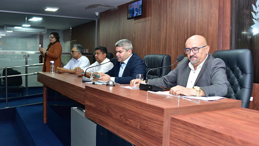 Imagem 1 - LDO 2024 deverá ser votada na Câmara de Mossoró no mês de junho. Nesta quinta-feira (27) a casa legislativa realizou uma audiência pública, com participação do secretário de Planejamento, Orçamento e Gestão de Mossoró, Kadson Eduardo. Na oportunidade, ele sintetizou a estrutura (62 artigos, 8 capítulos e 10 anexos) e outros aspectos da LDO, construída, segundo ele, de forma responsável e coerente com a realidade do município. Até o próximo dia 5 de maio, os vereadores podem entregar emendas ao na Comissão de Orçamento, Finanças e Contabilidade; confira o calendário completo. Imagem 1 - LDO 2024 deverá ser votada na Câmara de Mossoró no mês de junho. Nesta quinta-feira (27) a casa legislativa realizou uma audiência pública, com participação do secretário de Planejamento, Orçamento e Gestão de Mossoró, Kadson Eduardo. Na oportunidade, ele sintetizou a estrutura (62 artigos, 8 capítulos e 10 anexos) e outros aspectos da LDO, construída, segundo ele, de forma responsável e coerente com a realidade do município. Até o próximo dia 5 de maio, os vereadores podem entregar emendas ao na Comissão de Orçamento, Finanças e Contabilidade; confira o calendário completo.