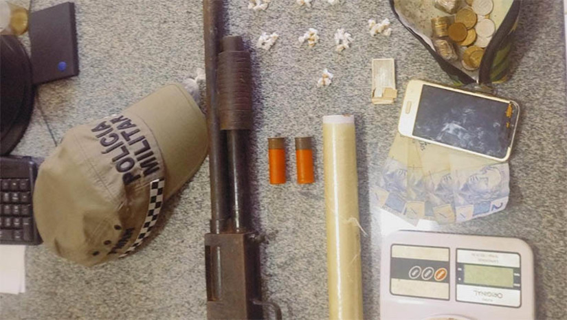 Imagem 1 - Suspeito de tentativa de homicídio morre em confronto com a PM, em Serra do Mel. O caso aconteceu por volta das 5h45 desta sexta-feira (28), na Vila Rio Grande do Norte. O homem identificado como Alexandre Nogueira de Souza, de 34 anos, mais conhecido como Pitiu, havia tentado matar uma pessoa da cidade, no dia 22 de abril, e vinha sendo procurado desde então. De acordo com informações da PM, nesta manhã, os policiais conseguiram localizá-lo e foram dar cumprimento ao mandado de prisão, momento em que foram recebidos a tiros e revidaram. No confronto, Alexandre acabou sendo alvejado. Ele ainda chegou a ser socorrido para a unidade de saúde da Vila Brasília, mas não resistiu. Uma segunda pessoa, que estava com ele, conseguiu fugir. Imagem 1 - Suspeito de tentativa de homicídio morre em confronto com a PM, em Serra do Mel. O caso aconteceu por volta das 5h45 desta sexta-feira (28), na Vila Rio Grande do Norte. O homem identificado como Alexandre Nogueira de Souza, de 34 anos, mais conhecido como Pitiu, havia tentado matar uma pessoa da cidade, no dia 22 de abril, e vinha sendo procurado desde então. De acordo com informações da PM, nesta manhã, os policiais conseguiram localizá-lo e foram dar cumprimento ao mandado de prisão, momento em que foram recebidos a tiros e revidaram. No confronto, Alexandre acabou sendo alvejado. Ele ainda chegou a ser socorrido para a unidade de saúde da Vila Brasília, mas não resistiu. Uma segunda pessoa, que estava com ele, conseguiu fugir.