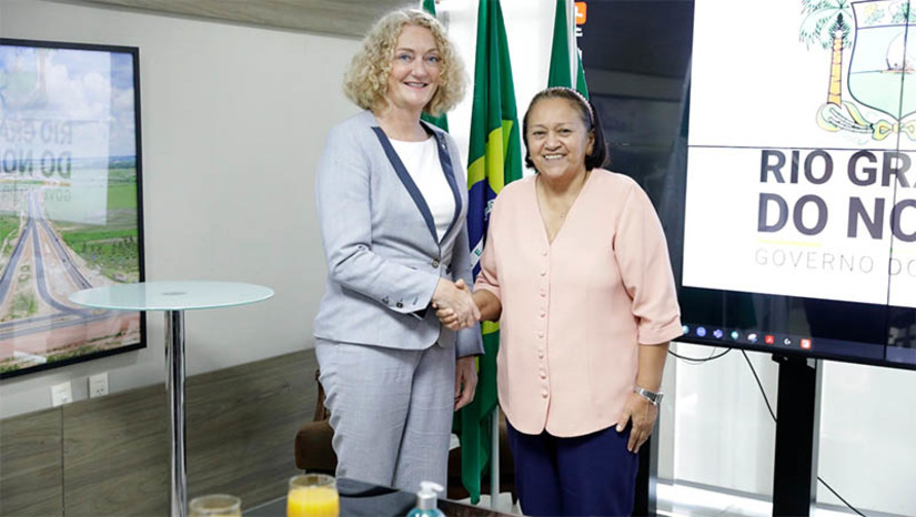 Imagem 1 -  Fátima apresenta potencialidades do RN à cônsul-geral da Noruega no Brasil. O encontro aconteceu nesta quinta-feira (27), no prédio da Governadoria. Morando no Rio de Janeiro há quatro anos, é a primeira vez que a representante do país escandinavo, Marianne Fosland, visita Natal. “Sabemos que os noruegueses têm grande interesse na energia verde. Podemos dizer que o Rio Grande do Norte é o estado verde”, disse a chefe do executivo estadual, lembrando que o Estado, que é o maior produtor de energia eólica do país e da América Latina, agora entra também no mundo do hidrogênio verde. O projeto Porto Indústria Verde está avançado e é prioridade para o Governo do RN.