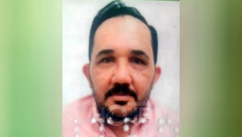 Imagem 1 - Homem é assassinado a tiros em suposto assalto no Planalto 13 de Maio. O crime aconteceu por volta das 12h30 desta sexta-feira (28). A vítima foi identificada como Euma Cabral de Macedo Cruz, de 52 anos. Segundo informações do Sargento Di Assis, o homem estava na calçada de casa, quando dois suspeitos se aproximaram em uma motocicleta e anunciaram um assalto. Em seguida, tomaram um cordão de ouro e efetuaram vários disparos contra a vítima. Euma ainda chegou a correr para dentro da residência, mas caiu sem vida na sala. Até as 15h10, o corpo ainda não havia sido recolhido pelo Itep. A Polícia Civil vai investigar o caso. Imagem 1 - Homem é assassinado a tiros em suposto assalto no Planalto 13 de Maio. O crime aconteceu por volta das 12h30 desta sexta-feira (28). A vítima foi identificada como Euma Cabral de Macedo Cruz, de 52 anos. Segundo informações do Sargento Di Assis, o homem estava na calçada de casa, quando dois suspeitos se aproximaram em uma motocicleta e anunciaram um assalto. Em seguida, tomaram um cordão de ouro e efetuaram vários disparos contra a vítima. Euma ainda chegou a correr para dentro da residência, mas caiu sem vida na sala. Até as 15h10, o corpo ainda não havia sido recolhido pelo Itep. A Polícia Civil vai investigar o caso.