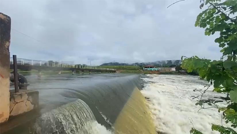 Imagem 1 -  Choveu forte em toda região do Alto Oeste do Rio Grande do Norte. O Leito do rio dos Pereiras transbordou em Encanto, alagando casas e escolas. O vereador Sargento Augusto viu seu carro ser levado pela correnteza e só o encontrou na manhã deste sábado, 29. A expectativa é que a água desta chuva na região de Luis Gomes, Água Nova, Rafael Fernandes e José da Penha, seja suficiente para fazer sangrar a Barragem de Pau dos Ferros e aumentar o volume da Barragem de Santa Cruz, em Apodi-RN