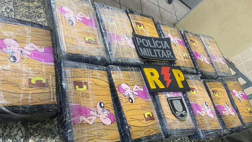 Imagem 1 - Policiais Militares contaram que estavam em patrulhamento durante a madrugada pela orla, na região de São Cristovão-Ponta do Mel, quando encontraram a droga enterrada perto de uma casa, num local marcado com um tijolo. Ao todo, eles desenterraram com as mãos 17 kg de pasta base de cocaína, que estariam avaliados em mais ou menos 2 milhões de reais. Não teve suspeito preso. Imagem 1 - Policiais Militares contaram que estavam em patrulhamento durante a madrugada pela orla, na região de São Cristovão-Ponta do Mel, quando encontraram a droga enterrada perto de uma casa, num local marcado com um tijolo. Ao todo, eles desenterraram com as mãos 17 kg de pasta base de cocaína, que estariam avaliados em mais ou menos 2 milhões de reais. Não teve suspeito preso.
