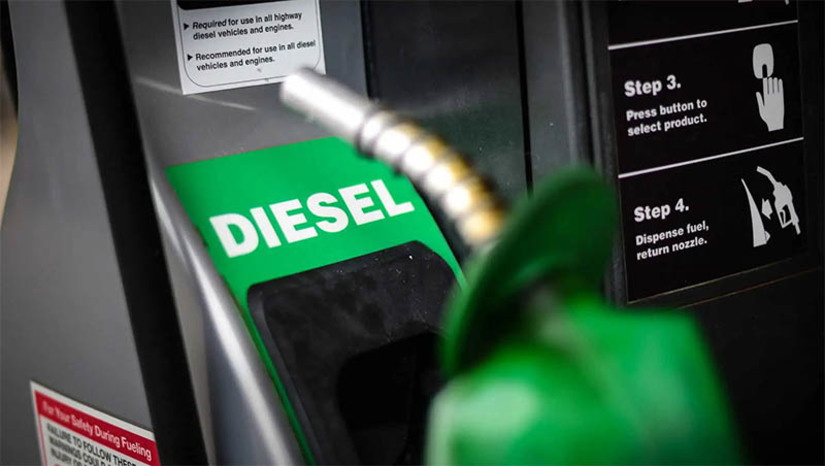 Imagem 1 - Novo ICMS para Diesel e GLP já está em vigor em todo o país. No Rio Grande do Norte, esta mudança no setor tributário será de redução no imposto, ou seja, os potiguares deverão pagar menos pelo diesel e pelo GLP. No caso do diesel a redução será de R$ -0,11(Em abril era R$ 1,05) e no caso do gás a redução é de R$ -0,16 (Em abril era cobrado R$ 1,41). Essas alíquotas são únicas, em todos os estados da federação. A medida passou a valer nesta segunda, 1º de maio. Com isso, a cada litro de diesel comercializado, será pago uma alíquota de ICMS de R$ 0,94. Já no caso do gás de cozinha será de R$ 1,25. Imagem 1 - Novo ICMS para Diesel e GLP já está em vigor em todo o país. No Rio Grande do Norte, esta mudança no setor tributário será de redução no imposto, ou seja, os potiguares deverão pagar menos pelo diesel e pelo GLP. No caso do diesel a redução será de R$ -0,11(Em abril era R$ 1,05) e no caso do gás a redução é de R$ -0,16 (Em abril era cobrado R$ 1,41). Essas alíquotas são únicas, em todos os estados da federação. A medida passou a valer nesta segunda, 1º de maio. Com isso, a cada litro de diesel comercializado, será pago uma alíquota de ICMS de R$ 0,94. Já no caso do gás de cozinha será de R$ 1,25.