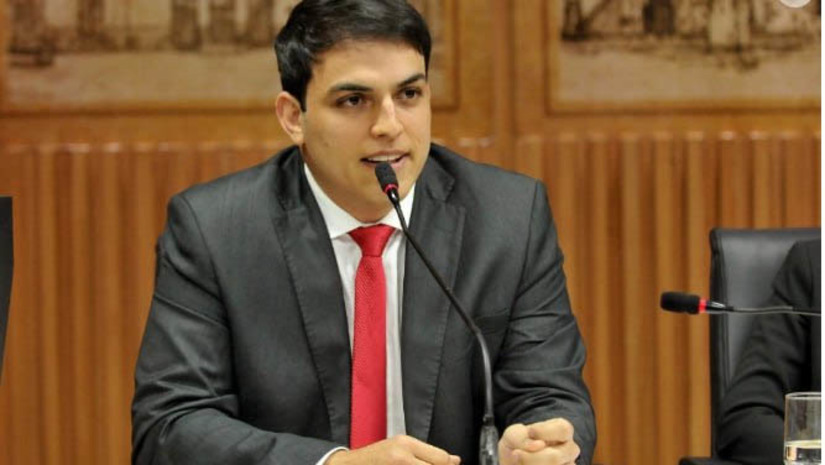 Imagem 1 - Ex-vereador de Natal e mais 4 pessoas são condenadas por desvio de verbas públicas. Os réus, o ex-vereador Maurício Gurgel; o ex-assessor parlamentar, Leandro Prudêncio; a contadora Aurenísia Celestino Figueiredo Brandão; o advogado Cid Celestino Figueiredo Souza; e o empresário Sidney Rodrigues dos Santos, foram denunciados pelo MPRN e condenados pela Justiça Estadual. Segundo o MPRN, cada um a seu modo protagonizou um esquema de desvio de recursos públicos no montante de R$ 569.900,89 da Câmara Municipal de Natal, a partir dos valores que eram disponibilizados como verba de gabinete ao então vereador. Os crimes ocorreram entre janeiro de 2009 e novembro de 2011. Imagem 1 - Ex-vereador de Natal e mais 4 pessoas são condenadas por desvio de verbas públicas. Os réus, o ex-vereador Maurício Gurgel; o ex-assessor parlamentar, Leandro Prudêncio; a contadora Aurenísia Celestino Figueiredo Brandão; o advogado Cid Celestino Figueiredo Souza; e o empresário Sidney Rodrigues dos Santos, foram denunciados pelo MPRN e condenados pela Justiça Estadual. Segundo o MPRN, cada um a seu modo protagonizou um esquema de desvio de recursos públicos no montante de R$ 569.900,89 da Câmara Municipal de Natal, a partir dos valores que eram disponibilizados como verba de gabinete ao então vereador. Os crimes ocorreram entre janeiro de 2009 e novembro de 2011.