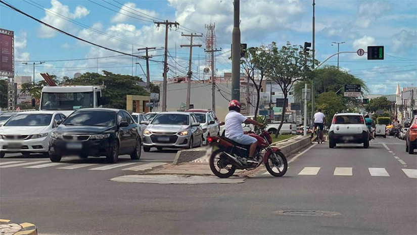 Imagem 1 - Mossoró é o segundo município com maior número de automóveis em circulação no RN . Em todo o estado, existem mais de 1,5 milhão de veículos cadastrados no sistema do Detran. 12,78% desta frota, 191.896 automóveis, estão em circulação na cidade de Mossoró. Ainda segundo o Detran, o que chama a atenção na capital do oeste é a quantidade de veículos em duas rodas que supera os automóveis de passeio em mais de 11%. As motocicletas, motonetas e ciclomotores correspondem a 46,76% (89.740) da frota da cidade, enquanto os veículos de passeio é 35,73% (68.576) do total da frota municipal. Imagem 1 - Mossoró é o segundo município com maior número de automóveis em circulação no RN . Em todo o estado, existem mais de 1,5 milhão de veículos cadastrados no sistema do Detran. 12,78% desta frota, 191.896 automóveis, estão em circulação na cidade de Mossoró. Ainda segundo o Detran, o que chama a atenção na capital do oeste é a quantidade de veículos em duas rodas que supera os automóveis de passeio em mais de 11%. As motocicletas, motonetas e ciclomotores correspondem a 46,76% (89.740) da frota da cidade, enquanto os veículos de passeio é 35,73% (68.576) do total da frota municipal.