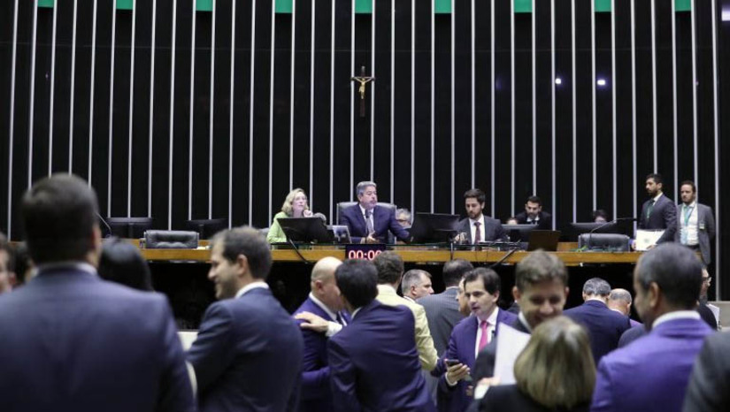 Imagem 1 -  Votação do PL das Fake News é adiada a pedido do relator; Lira não definiu nova data. "Ouvindo atentamente o pedido do relator – que para mim já é suficiente –, e os líderes, que na sua maioria encaminham por uma saída da manutenção do diálogo, o projeto não será votado na noite de hoje", disse o presidente da Câmara, nesta terça-feira (2). O relator da proposta, deputado Orlando Silva (PP-AL), pediu mais tempo para ajustar o texto depois de se reunir com líderes partidários.
