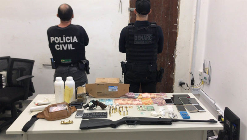 Imagem 1 - Polícia prende em Caraúbas três envolvidos com o transporte de drogas via Correios . As prisões aconteceram nesta terça-feira (2). A encomenda vinha sendo monitorada a todo momento pela DENARC, através dos Correios. Assim que a mercadoria foi entregue, os policiais abordaram o autor e no pacote havia cerca de dois quilos de maconha. Já em outro endereço, foram apreendidos maconha, crack, cocaína, lóló, um revólver calibre .38, munições, uma espingarda de pressão e mais R$ 514 em espécie. Imagem 1 - Polícia prende em Caraúbas três envolvidos com o transporte de drogas via Correios . As prisões aconteceram nesta terça-feira (2). A encomenda vinha sendo monitorada a todo momento pela DENARC, através dos Correios. Assim que a mercadoria foi entregue, os policiais abordaram o autor e no pacote havia cerca de dois quilos de maconha. Já em outro endereço, foram apreendidos maconha, crack, cocaína, lóló, um revólver calibre .38, munições, uma espingarda de pressão e mais R$ 514 em espécie.