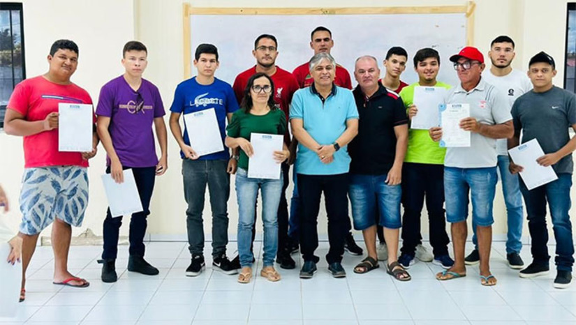 Imagem 1 -  A capacitação contou com a participação de 13 pessoas, sendo 12 homens e uma mulher.  A entrega dos certificados foi realizada no auditório do Centro Administrativo e contou com a participação do prefeito Dr. Artur Vale; da secretária temporária de Assistência Social, Monalisa Evangelista; e  representante do Senai, Núbia Fontes.