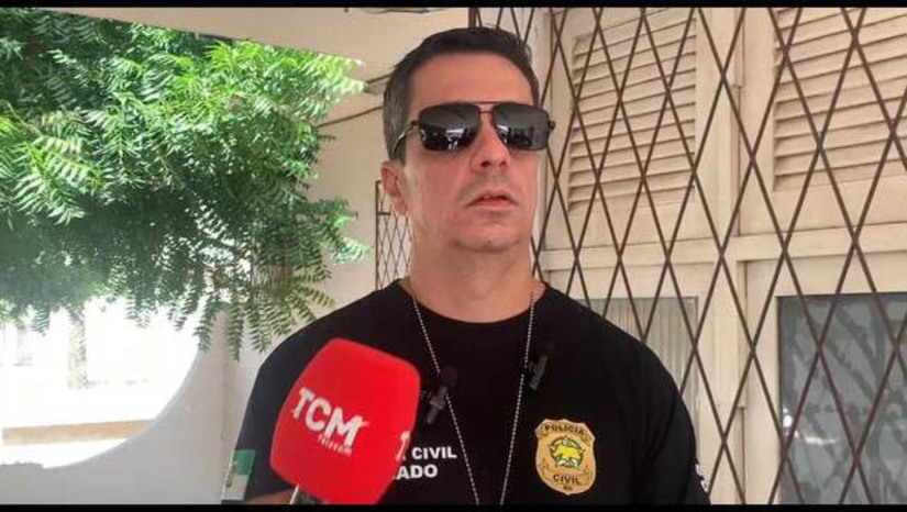 Imagem 1 -  Polícia prende suspeito de atear fogo na esposa, em Campo Grande; vítima teve 95% do corpo queimado. Luiz Dantas de Lima, de 65 anos, vinha sendo procurado pela Polícia Civil, como principal suspeito do crime. Ele apresentou espontaneamente, nesta quarta-feira (3), na delegacia do município de Mossoró, mas, de acordo com o delegado Gabriel Napoli, exerceu o direito de ficar calado e não prestou esclarecimentos sobre o caso. A esposa dele, uma mulher de 49 anos, deu entrada no Hospital Regional Tarcísio Maia, em Mossoró, na madrugada de 28 de abril. Ela teve 95% do corpo queimado. Até o final da manhã desta quinta-feira (4), a vítima seguia internada na sala vermelha e seu estado de saúde era considerado gravíssimo. 