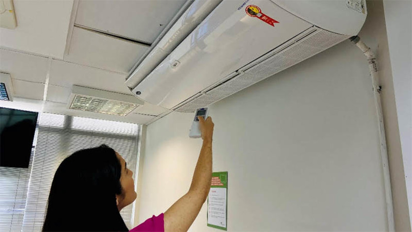 Imagem 1 - “É importante fazer a revisão periódica nas instalações elétricas das residências”. A Neoenergia Cosern tem reforçado sobre a manutenção de redes elétricas e equipamentos, após relatos e imagens de curtos-circuitos nas áreas internas de residências ganharam as redes sociais. A condição dos equipamentos precisa ser vista. Se eles estão em bom funcionamento, não estão dando choque e se estão bem acondicionados. É importante verificar se uma tomada ou interruptor, por exemplo, está em uma parede molhada ou com infiltração para que se evite um choque”, destaca o engenheiro eletricista supervisor do Centro de Operações Integradas da Neoenergia Cosern, Daniel Burgos. Imagem 1 - “É importante fazer a revisão periódica nas instalações elétricas das residências”. A Neoenergia Cosern tem reforçado sobre a manutenção de redes elétricas e equipamentos, após relatos e imagens de curtos-circuitos nas áreas internas de residências ganharam as redes sociais. A condição dos equipamentos precisa ser vista. Se eles estão em bom funcionamento, não estão dando choque e se estão bem acondicionados. É importante verificar se uma tomada ou interruptor, por exemplo, está em uma parede molhada ou com infiltração para que se evite um choque”, destaca o engenheiro eletricista supervisor do Centro de Operações Integradas da Neoenergia Cosern, Daniel Burgos.