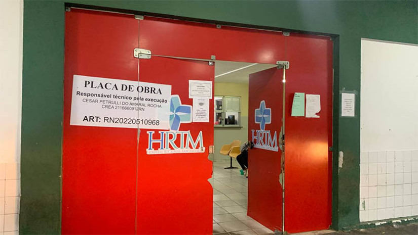 Imagem 1 - Mulher que teve 95% do corpo queimado em Campo Grande, morre no HRTM. Maria da Conceição Silva, de 49 anos, estava internada na unidade de saúde desde o dia 28 de abril, quando foi trazida do município de Campo Grande, com queimaduras em 95% do seu corpo. O marido dela, Luiz Dantas de Lima, de 65 anos, principal suspeito de ter cometido o crime, foi preso na quarta-feira (3), após se entregar, acompanhado de um advogado, na 39º Delegacia de Polícia, também em Mossoró. As investigações sobre o caso ainda estão em andamento. Agora, caso seja indiciado, Luiz deverá responder pelo crime de feminicídio. Imagem 1 - Mulher que teve 95% do corpo queimado em Campo Grande, morre no HRTM. Maria da Conceição Silva, de 49 anos, estava internada na unidade de saúde desde o dia 28 de abril, quando foi trazida do município de Campo Grande, com queimaduras em 95% do seu corpo. O marido dela, Luiz Dantas de Lima, de 65 anos, principal suspeito de ter cometido o crime, foi preso na quarta-feira (3), após se entregar, acompanhado de um advogado, na 39º Delegacia de Polícia, também em Mossoró. As investigações sobre o caso ainda estão em andamento. Agora, caso seja indiciado, Luiz deverá responder pelo crime de feminicídio.