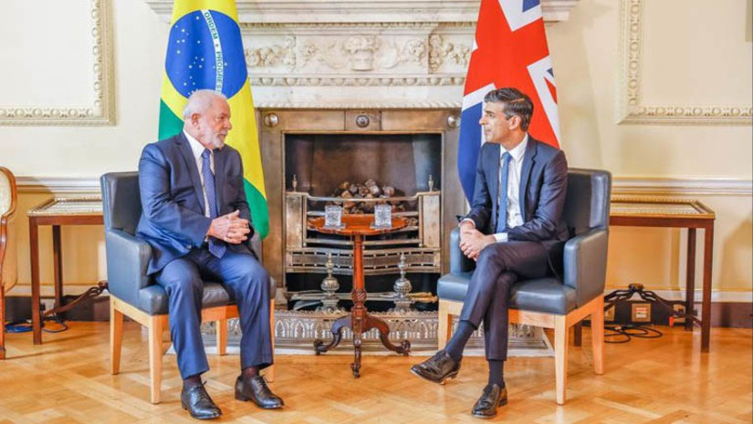 Imagem 1 - Primeiro-Ministro do Reino Unido anuncia investimento de R$ 500 milhões no Fundo Amazônia. O anúncio foi feito durante reunião da autoridade britânica, Rishi Sunak, com o presidente Luiz Inácio Lula da Silva, em Londre, nesta sexta-feira (5). O encontro foi o primeiro evento da agenda do governo brasileiro antes da coroação do Rei Charles III. Na oportunidade, Lula agradeceu ao premiê britânico pelo aporte e afirmou que este é o momento de “normalizar as relações entre o Brasil e o Reino Unido” e que o futuro pode trazer parcerias ainda mais importantes. Imagem 1 - Primeiro-Ministro do Reino Unido anuncia investimento de R$ 500 milhões no Fundo Amazônia. O anúncio foi feito durante reunião da autoridade britânica, Rishi Sunak, com o presidente Luiz Inácio Lula da Silva, em Londre, nesta sexta-feira (5). O encontro foi o primeiro evento da agenda do governo brasileiro antes da coroação do Rei Charles III. Na oportunidade, Lula agradeceu ao premiê britânico pelo aporte e afirmou que este é o momento de “normalizar as relações entre o Brasil e o Reino Unido” e que o futuro pode trazer parcerias ainda mais importantes.