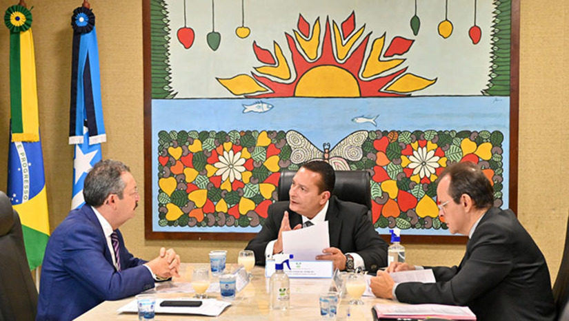 Imagem 1 - O relatório foi entregue pelo presidente da corte, o conselheiro Gilberto Jales ao presidente do Poder Legislativo Estadual, Ezequiel Ferreira (PSDB). “Na Assembleia, as nossas ações são programadas no Planejamento Estratégico, feito ano a ano pela equipe talentosa de servidores”, comenta o presidente do Legislativo. O conselheiro Jales também ressaltou a importância do diálogo entre o TCE e a ALRN. “Viemos à Assembleia também reafirmar nossa parceria em ações e projetos por todo o RN”, destaca o presidente do TCE, Gilberto Jales. Imagem 1 - O relatório foi entregue pelo presidente da corte, o conselheiro Gilberto Jales ao presidente do Poder Legislativo Estadual, Ezequiel Ferreira (PSDB). “Na Assembleia, as nossas ações são programadas no Planejamento Estratégico, feito ano a ano pela equipe talentosa de servidores”, comenta o presidente do Legislativo. O conselheiro Jales também ressaltou a importância do diálogo entre o TCE e a ALRN. “Viemos à Assembleia também reafirmar nossa parceria em ações e projetos por todo o RN”, destaca o presidente do TCE, Gilberto Jales.