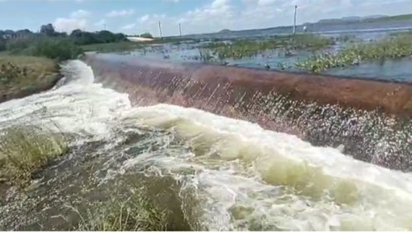 Imagem 1 - O principal reservatório do Alto Oeste, segundo maior do Estado, Barragem de Santa Cruz, localizado em Apodi-RN, está com quase 70% de sua capacidade de 600 milhões de metros cúbicos de água, sendo que todos os outros açudes em suas cabeceiras estão sangrando, como é o caso de Pau dos Ferros, Encanto e Riacho da Cruz. Sangrando, preocupa Mossoró. Já na região Seridó, os principais reservatórios, localizados em Acari e Caicó , estão com menos de 5% de sua capacidades de armazenamento, respectivamente 44 e 81 milhões de metros cúbicos de água, sendo motivo de preocupação da população, pois são considerados reservatórios fundamentais para o abastecimento humano. No Vale do Açu, o maior reservatório do RN, Barragem Engenheiro Armando Ribeiro Gonçalves, está com 68,27% de sua capacidade máxima de 2,4 bilhões de metros cúbicos de água. Se ocorrer de sangrar, preocupa quem mora nas cidades e Ipanguaçu, Assu, Alto do Rodrigues, Carnaubais e Pendências. Imagem 1 - O principal reservatório do Alto Oeste, segundo maior do Estado, Barragem de Santa Cruz, localizado em Apodi-RN, está com quase 70% de sua capacidade de 600 milhões de metros cúbicos de água, sendo que todos os outros açudes em suas cabeceiras estão sangrando, como é o caso de Pau dos Ferros, Encanto e Riacho da Cruz. Sangrando, preocupa Mossoró. Já na região Seridó, os principais reservatórios, localizados em Acari e Caicó , estão com menos de 5% de sua capacidades de armazenamento, respectivamente 44 e 81 milhões de metros cúbicos de água, sendo motivo de preocupação da população, pois são considerados reservatórios fundamentais para o abastecimento humano. No Vale do Açu, o maior reservatório do RN, Barragem Engenheiro Armando Ribeiro Gonçalves, está com 68,27% de sua capacidade máxima de 2,4 bilhões de metros cúbicos de água. Se ocorrer de sangrar, preocupa quem mora nas cidades e Ipanguaçu, Assu, Alto do Rodrigues, Carnaubais e Pendências.