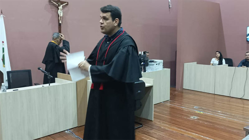 Imagem 1 - Apodiense é condenado a 9 anos e 15 dias de prisão por homicídio em Mossoró. José Thales Mailson de Oliveira Réis, de 35 anos, matou Alexandre Rodrigues Dastas, no dia 28 de março de 2016, e, na ocasião, tentou contra a vida dos policiais Wellington Sousa e Moisés Fernandes. Mesmo foragido, o réu foi julgado nesta segunda-feira, dia 8 de maio de 2023, em júri presidido pelo juiz Vagnos Kelly Figueiredo de Medeiros. José Thales foi condenado a 9 anos e 15 dias de prisão, que devem ser cumpridos, inicialmente, em regime fechado. O prazo passará a contar quando ele for capturado. Imagem 1 - Apodiense é condenado a 9 anos e 15 dias de prisão por homicídio em Mossoró. José Thales Mailson de Oliveira Réis, de 35 anos, matou Alexandre Rodrigues Dastas, no dia 28 de março de 2016, e, na ocasião, tentou contra a vida dos policiais Wellington Sousa e Moisés Fernandes. Mesmo foragido, o réu foi julgado nesta segunda-feira, dia 8 de maio de 2023, em júri presidido pelo juiz Vagnos Kelly Figueiredo de Medeiros. José Thales foi condenado a 9 anos e 15 dias de prisão, que devem ser cumpridos, inicialmente, em regime fechado. O prazo passará a contar quando ele for capturado.