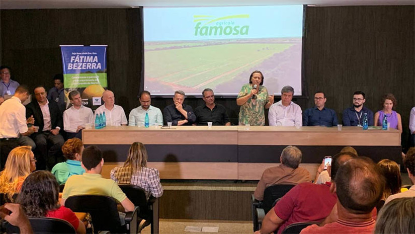 Imagem 1 -  “É mais desenvolvimento para Mossoró, para a região e para o Rio Grande do Norte”. A governadora Fátima Bezerra esteve, na manhã desta terça-feira (9), na sede da Empresa Agrícola Famosa, em Mossoró, onde anunciou o novo operador logístico pelo Porto de Natal. De acordo com a gestora, a companhia marítima Green City será responsável pela retomada do funcionamento do porto, atuando no transporte das frutas potiguares para outros países. As atividades estavam paradas desde o meio do mês de abril, quando a francesa CMA-CGM deixou de operar no terminal.