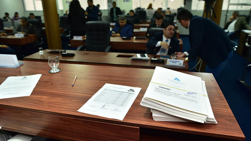 Imagem 1 - Câmara de Mossoró recebe 40 emendas ao projeto da Lei de Diretrizes Orçamentárias de 2024 . Propostas de alteração ao texto original, as emenda, que são de autoria dos vereadores e vereadoras, foram lidas em plenário na sessão de hoje (9) e despachadas à Comissão de Orçamento, Finanças e Contabilidade (COFC). Agora, a Comissão tem até o próximo dia 26 para decidir sobre as emendas e emitir parecer ao projeto da LDO. Imagem 1 - Câmara de Mossoró recebe 40 emendas ao projeto da Lei de Diretrizes Orçamentárias de 2024 . Propostas de alteração ao texto original, as emenda, que são de autoria dos vereadores e vereadoras, foram lidas em plenário na sessão de hoje (9) e despachadas à Comissão de Orçamento, Finanças e Contabilidade (COFC). Agora, a Comissão tem até o próximo dia 26 para decidir sobre as emendas e emitir parecer ao projeto da LDO.