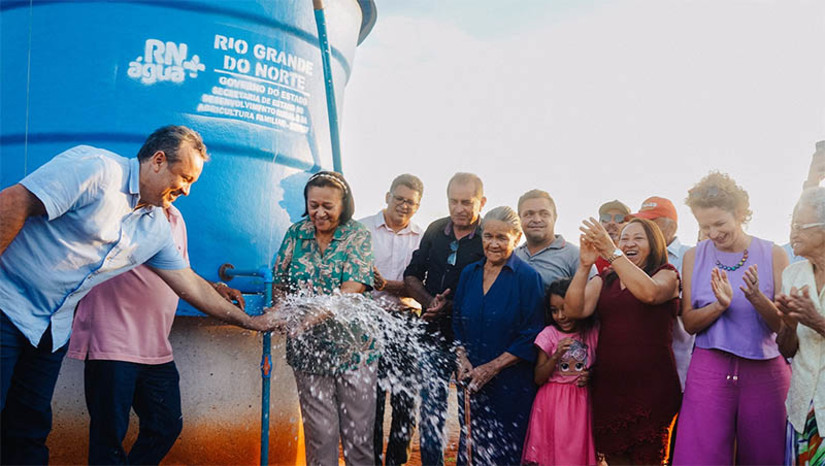 Imagem 1 - “É o Rio Grande do Norte inserido na modernidade energética”, diz Fátima ao entregar poço com sistema solar. O Governo do RN está viabilizando a perfuração de 120 poços tubulares em comunidades rurais; nesta terça (9), a entrega foi feita à Comunidade Arisco, na zona rural do município de Mossoró. O sistema de energia solar instalado nos poços bombeia a água sem gastos com conta de luz. Além de ajudar na plantação, também ajuda na pastagem dos animais. O poço conta com caixa d’água para 5 mil litros e bebedouro para animais. Imagem 1 - “É o Rio Grande do Norte inserido na modernidade energética”, diz Fátima ao entregar poço com sistema solar. O Governo do RN está viabilizando a perfuração de 120 poços tubulares em comunidades rurais; nesta terça (9), a entrega foi feita à Comunidade Arisco, na zona rural do município de Mossoró. O sistema de energia solar instalado nos poços bombeia a água sem gastos com conta de luz. Além de ajudar na plantação, também ajuda na pastagem dos animais. O poço conta com caixa d’água para 5 mil litros e bebedouro para animais.
