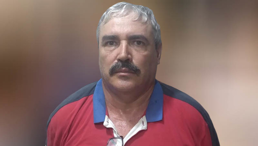 Imagem 1 - Suspeito de tráfico de drogas e de integrar quadrilha dos irmãos Jácome é preso em Parnamirim. Expedito Dias dos Santos, de 55 anos, também conhecido como “Diar” ou “Bigode”, foi preso no bairro Monte Castelo, em Parnamirim, nesta terça-feira (9). “Diar” é condenado por tráfico de drogas, associação para o tráfico e por porte ilegal de arma de fogo. De acordo com informações da Polícia Civil, o preso também tinha envolvimento com os irmãos Francisco Deusamor e Leidjan Jácome, que eram da cidade de João Dias e morreram em confronto com a polícia da Bahia, em outubro de 2021. Imagem 1 - Suspeito de tráfico de drogas e de integrar quadrilha dos irmãos Jácome é preso em Parnamirim. Expedito Dias dos Santos, de 55 anos, também conhecido como “Diar” ou “Bigode”, foi preso no bairro Monte Castelo, em Parnamirim, nesta terça-feira (9). “Diar” é condenado por tráfico de drogas, associação para o tráfico e por porte ilegal de arma de fogo. De acordo com informações da Polícia Civil, o preso também tinha envolvimento com os irmãos Francisco Deusamor e Leidjan Jácome, que eram da cidade de João Dias e morreram em confronto com a polícia da Bahia, em outubro de 2021.