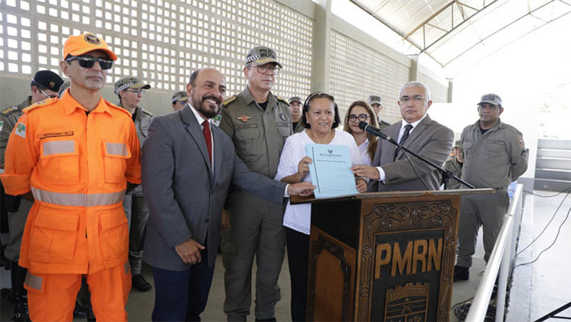 Imagem 1 - Governo do RN assina autorização para promoção de mais 734 praças e 7 oficiais da PM. A assinatura foi realizada na manhã desta quarta-feira (10), na solenidade de formatura de 11 novos praças da corporação, e será publicada no Diário Oficial desta quinta-feira (11). Na ocasião, Fátima Bezerra registrou os esforços e investimentos que o governo vem fazendo na segurança pública do estado. “Nos últimos quatro anos fizemos cinco concursos na PM e efetivamos mais de 10 mil promoções. Tudo isso sem que o policial precisasse recorrer à justiça para ter seu direito respeitado. As promoções estão na Lei e têm data para acontecer. O nosso Governo cumpre a lei, tem compromisso, dedicação e cuida do povo do RN", disse. Imagem 1 - Governo do RN assina autorização para promoção de mais 734 praças e 7 oficiais da PM. A assinatura foi realizada na manhã desta quarta-feira (10), na solenidade de formatura de 11 novos praças da corporação, e será publicada no Diário Oficial desta quinta-feira (11). Na ocasião, Fátima Bezerra registrou os esforços e investimentos que o governo vem fazendo na segurança pública do estado. “Nos últimos quatro anos fizemos cinco concursos na PM e efetivamos mais de 10 mil promoções. Tudo isso sem que o policial precisasse recorrer à justiça para ter seu direito respeitado. As promoções estão na Lei e têm data para acontecer. O nosso Governo cumpre a lei, tem compromisso, dedicação e cuida do povo do RN", disse.