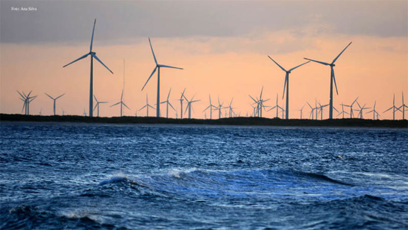 Imagem 1 - Líder na produção de energia eólica, o RN deverá ter investimento de cerca de R$ 30 bilhões em 5 anos. A limitação nas linhas de transmissão é um dos principais entraves para o desenvolvimento energético do estado, mas pode estar prestes a ser solucionada. Atendendo a um apelo feito pela governadora Fátima Bezerra, na sexta-feira (05), o ministro das Minas e Energia, Alexandre Silveira, assumiu o compromisso de trabalhar para antecipar o leilão de novas linhas de transmissão de energia, contemplando assim o Rio Grande do Norte. A contratação, segundo ele, será de mais de R$ 56 bilhões em investimentos. Os leilões estão programados para 2023 e 2024. Imagem 1 - Líder na produção de energia eólica, o RN deverá ter investimento de cerca de R$ 30 bilhões em 5 anos. A limitação nas linhas de transmissão é um dos principais entraves para o desenvolvimento energético do estado, mas pode estar prestes a ser solucionada. Atendendo a um apelo feito pela governadora Fátima Bezerra, na sexta-feira (05), o ministro das Minas e Energia, Alexandre Silveira, assumiu o compromisso de trabalhar para antecipar o leilão de novas linhas de transmissão de energia, contemplando assim o Rio Grande do Norte. A contratação, segundo ele, será de mais de R$ 56 bilhões em investimentos. Os leilões estão programados para 2023 e 2024.
