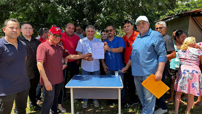 Imagem 1 - O prefeito Dr. Artur Vale, de Governador Dix Sept Rosado, informou que está investindo R$ 111.600,00 para garantir abastecimento nas comunidades de Riachão e Fazenda Marcolino, assim como está investindo R$ 273.678,44 para pavimentar 2.284,78m2 de ruas e realizar sonho antigo das famílias que residem no Projeto Crescer. Imagem 1 - O prefeito Dr. Artur Vale, de Governador Dix Sept Rosado, informou que está investindo R$ 111.600,00 para garantir abastecimento nas comunidades de Riachão e Fazenda Marcolino, assim como está investindo R$ 273.678,44 para pavimentar 2.284,78m2 de ruas e realizar sonho antigo das famílias que residem no Projeto Crescer.