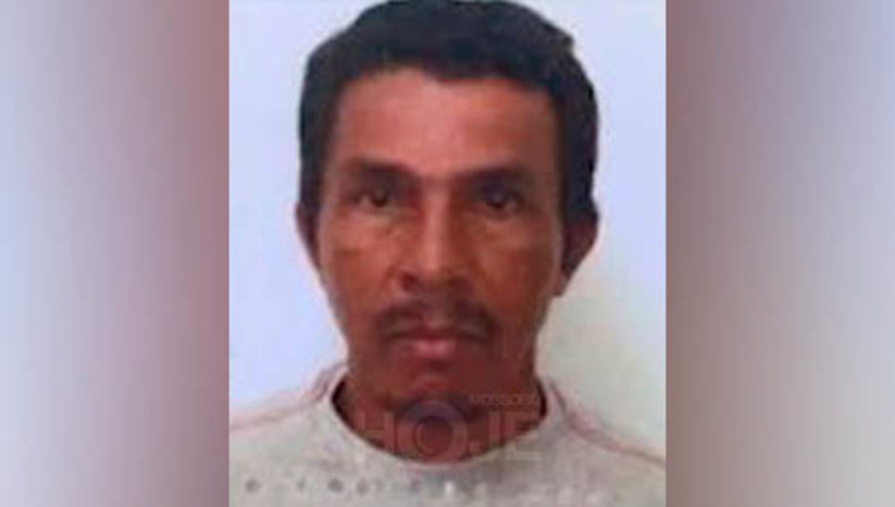 Imagem 1 - Homens encapuzados invadem casa e matam morador no município de Caraúbas. O crime aconteceu na madrugada desta quinta-feira (11), no bairro Leandro Bezerra. De acordo com informações da Polícia Militar, Antônio Gomes da Silva, de 48 anos, dormia em uma rede quando foi alvejado a tiros. Os suspeitos, dois homens encapuzados, entraram na residência pela portas dos fundos. A vítima já havia sido presa há alguns anos pelo crime de estupro, mas não se sabe se este fato tem ligação com o caso. O corpo foi removido para exames no Itep, em Mossoró. A Polícia Civil vai investigar o caso. Imagem 1 - Homens encapuzados invadem casa e matam morador no município de Caraúbas. O crime aconteceu na madrugada desta quinta-feira (11), no bairro Leandro Bezerra. De acordo com informações da Polícia Militar, Antônio Gomes da Silva, de 48 anos, dormia em uma rede quando foi alvejado a tiros. Os suspeitos, dois homens encapuzados, entraram na residência pela portas dos fundos. A vítima já havia sido presa há alguns anos pelo crime de estupro, mas não se sabe se este fato tem ligação com o caso. O corpo foi removido para exames no Itep, em Mossoró. A Polícia Civil vai investigar o caso.