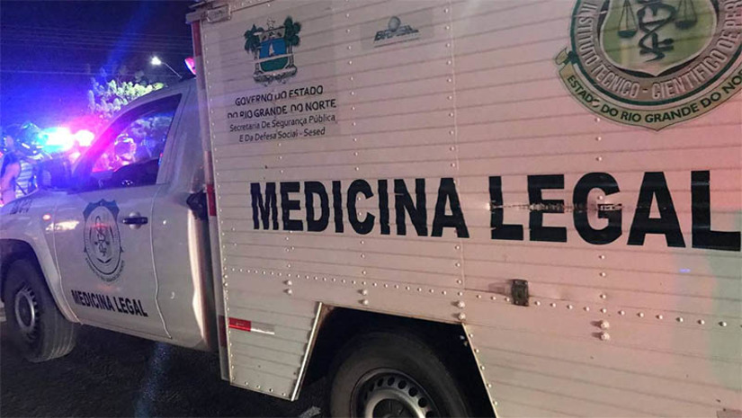 Imagem 1 -  Novo recurso do Itep/RN vai  auxiliar na busca de familiares por pessoas desaparecidas. A iniciativa faz parte do Projeto Desaparecidos, promovido pelo Ministério da Justiça e da Segurança Pública, que começou em 2021. Através do link disponível no site do Itep, usuários poderão encontrar uma lista de corpos que já foram identificados e estão sob custódia do órgão há mais de 10 dias. Serão fornecidas as iniciais do nome da pessoa, idade, sexo, município onde ocorreu o desaparecimento, data do ocorrido e em qual unidade do Itep o corpo se encontra. O objetivo é permitir que os familiares de pessoas desaparecidas possam verificar as informações e, caso suspeitem que seja um parente, possam se deslocar até a sede do Instituto para fazer o reconhecimento.